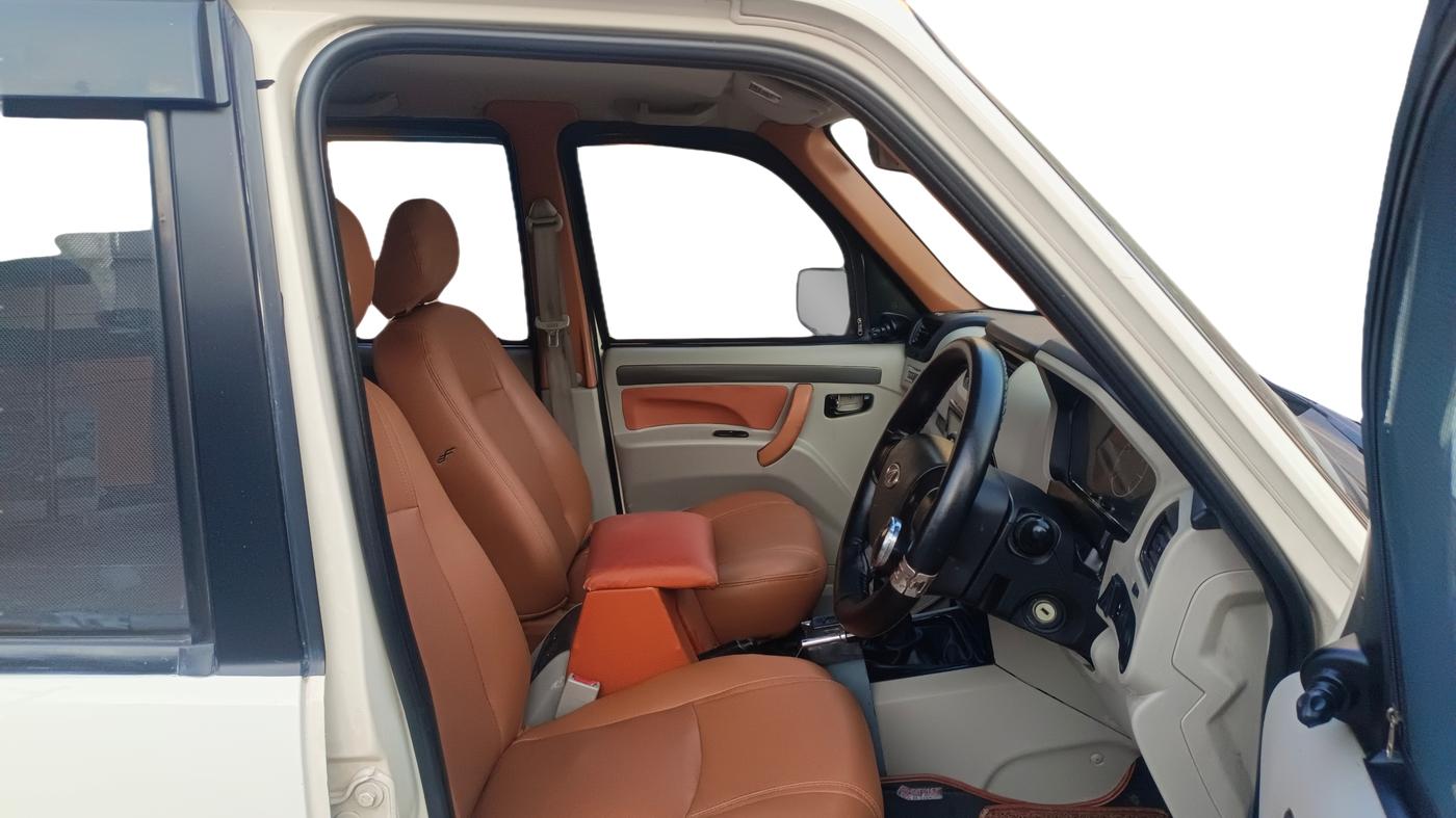 2015 Mahindra Scorpio S4 PLUS, Diesel, Manual, 89,074 km, Right Side Front Door Cabin