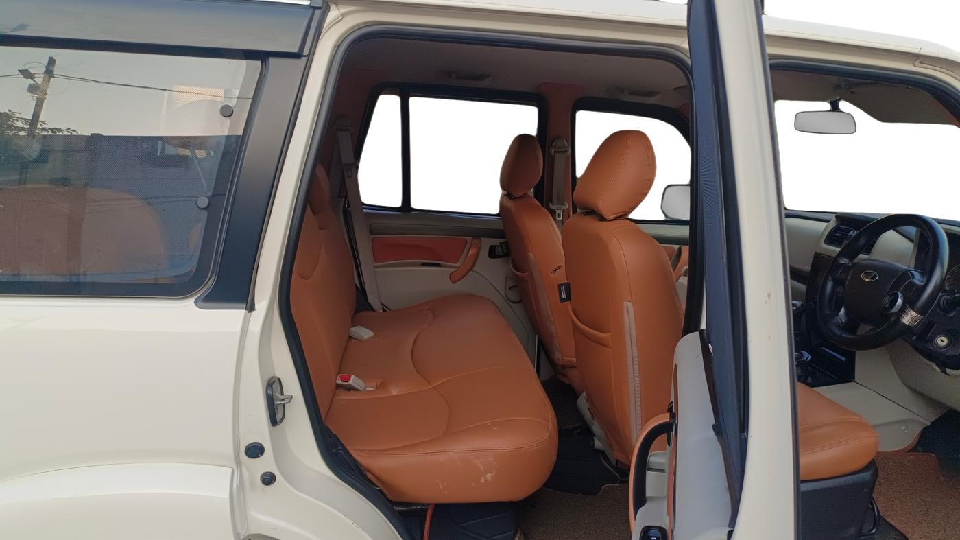 2015 Mahindra Scorpio S4 PLUS, Diesel, Manual, 89,074 km, Right Side Rear Door Cabin