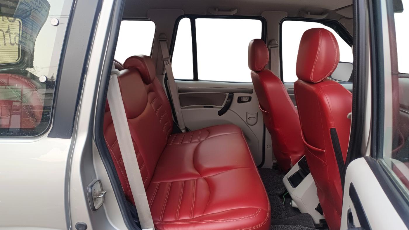 2015 Mahindra Scorpio S6 PLUS, Diesel, Manual, 79,099 km, Right Side Rear Door Cabin