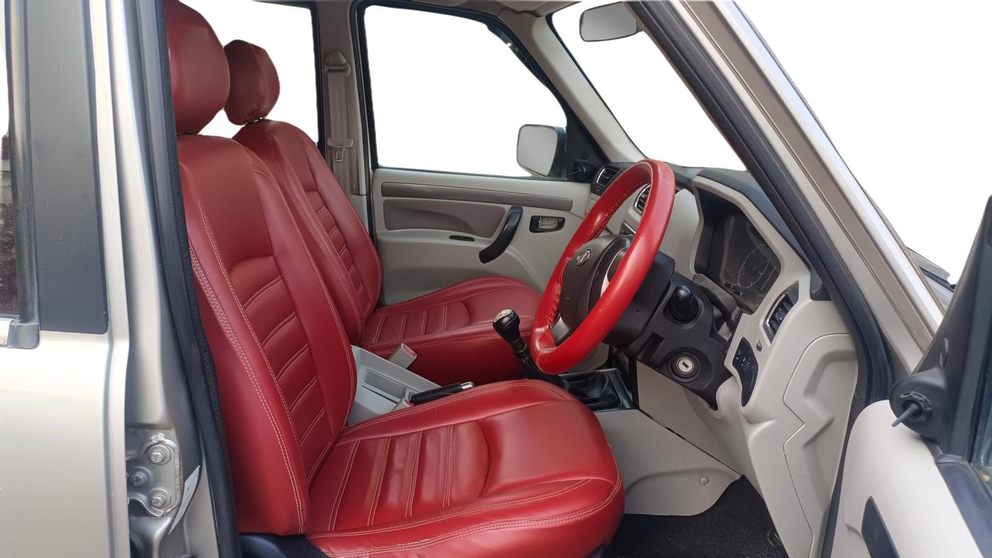 2015 Mahindra Scorpio S6 PLUS, Diesel, Manual, 79,099 km, Right Side Front Door Cabin
