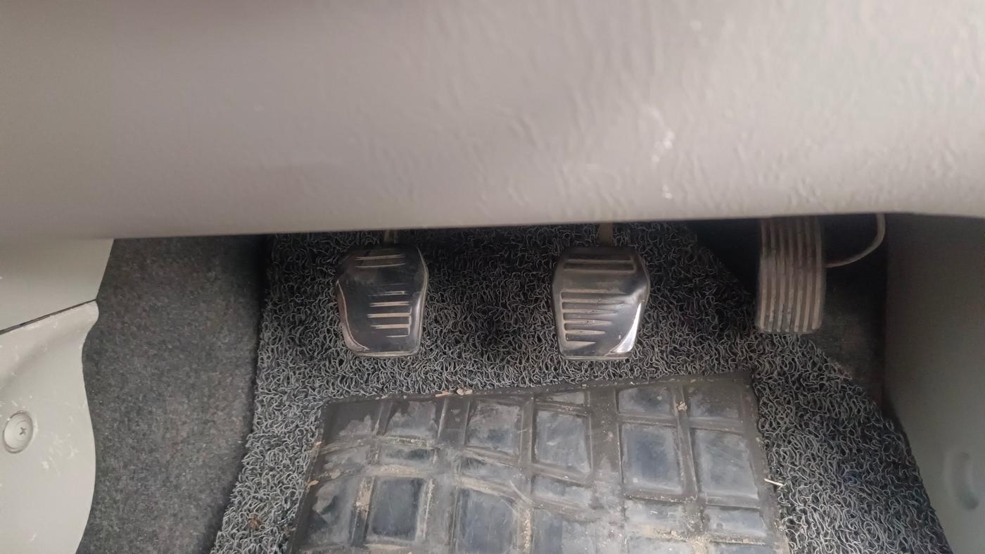 2015 Mahindra Scorpio S6 PLUS, Diesel, Manual, 79,099 km, Pedals
