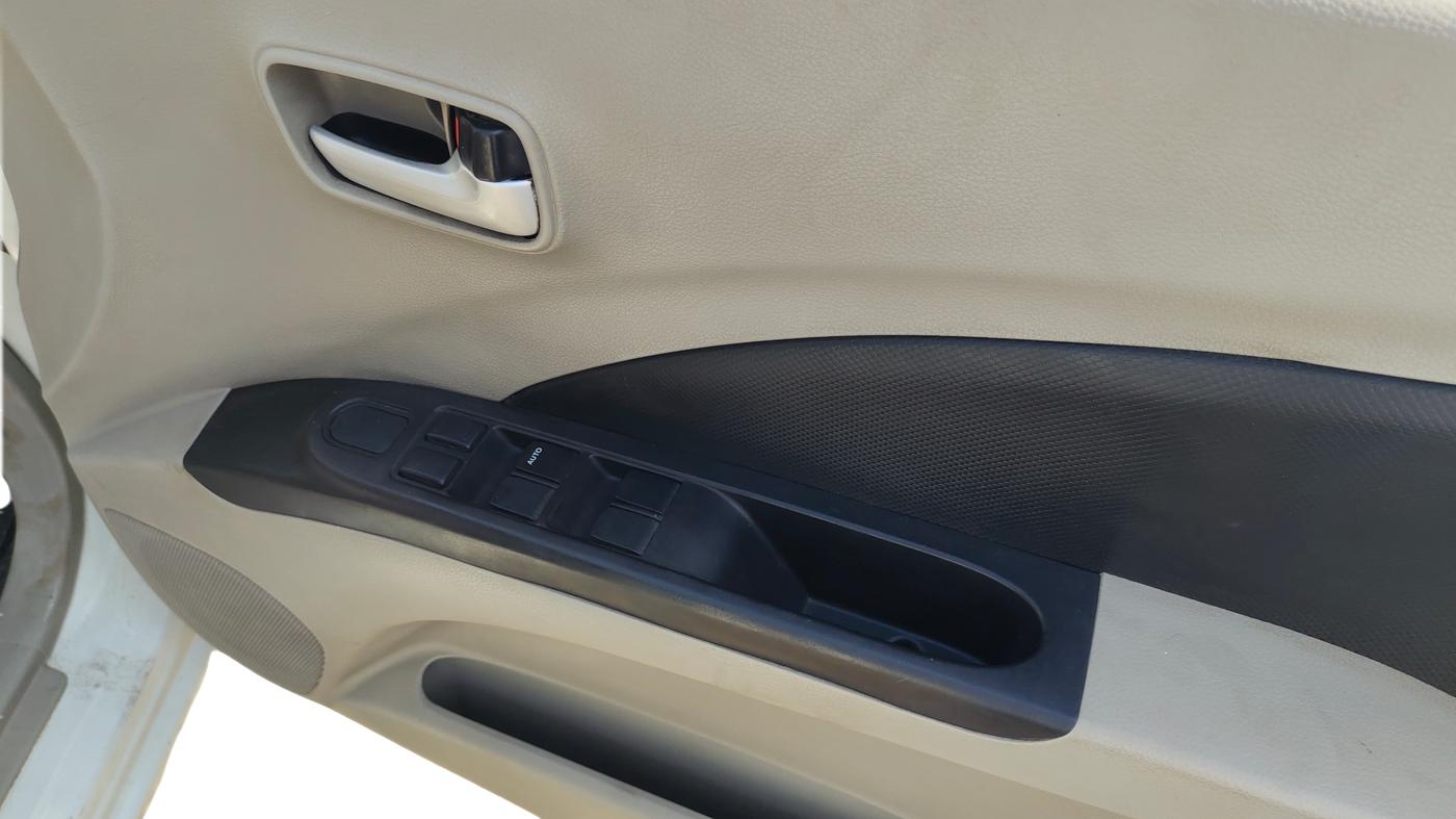 2015 Maruti Celerio VXI, Petrol, Manual, 67,837 km, Driver Side Door Panel Controls