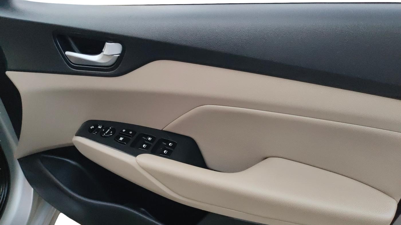 2017 Hyundai Verna 1.6 SX (O) CRDI MT, Diesel, Manual, 1,27,572 km, Driver Side Door Panel Controls
