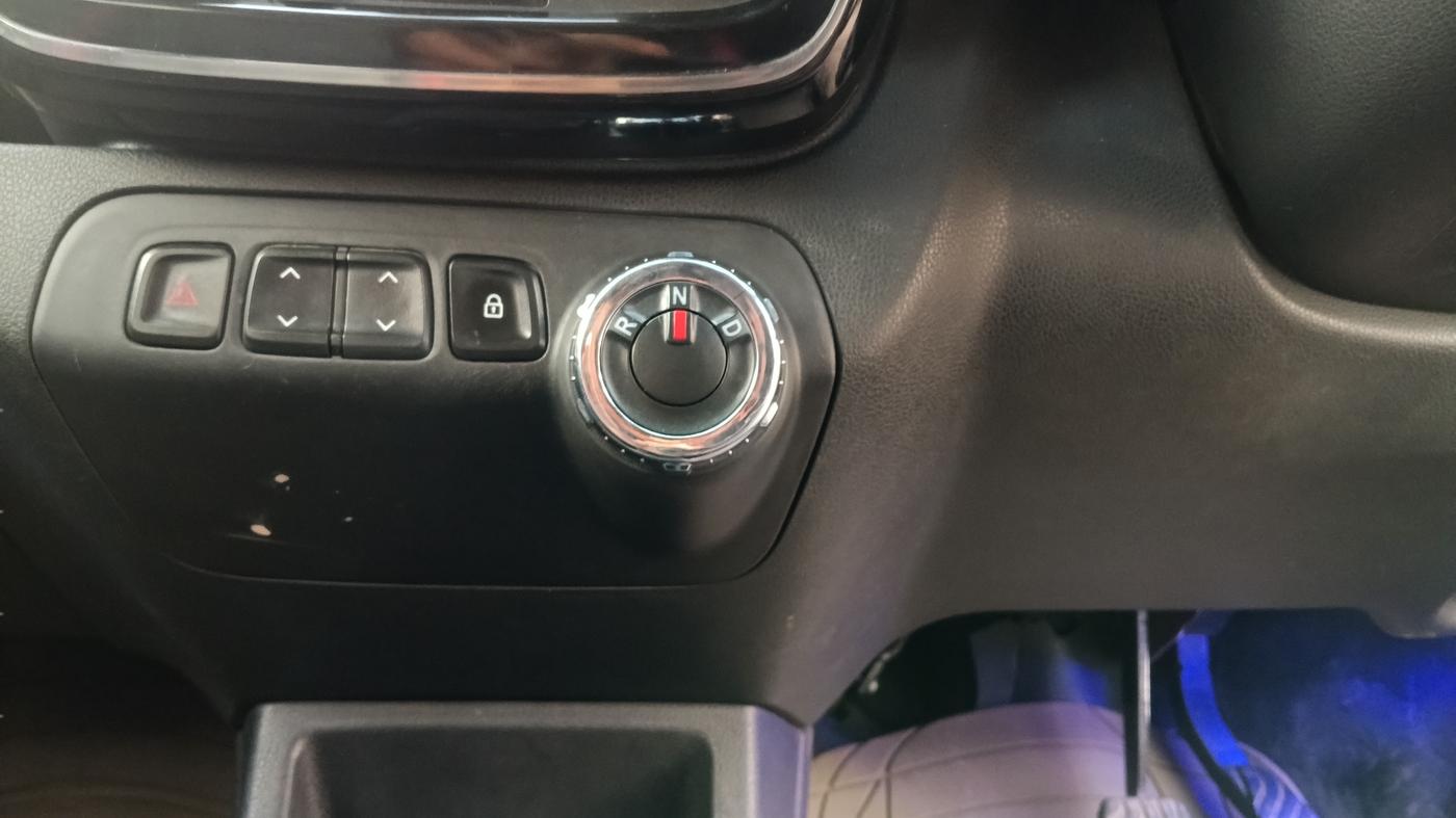 2017 Renault Kwid RXT 1.0 AMT, Petrol, Automatic, 75,927 km, Gear Lever