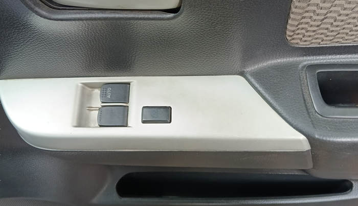 2013 Maruti Wagon R 1.0 LXI CNG, CNG, Manual, 99,200 km, Driver Side Door Panel Controls