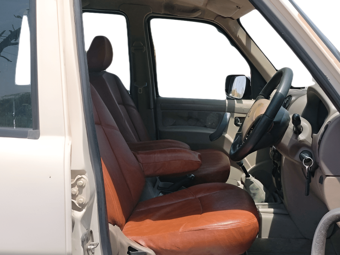 2011 Mahindra Scorpio VLX 2WD BS-III, Diesel, Manual, 65,368 km, Right Side Front Door Cabin