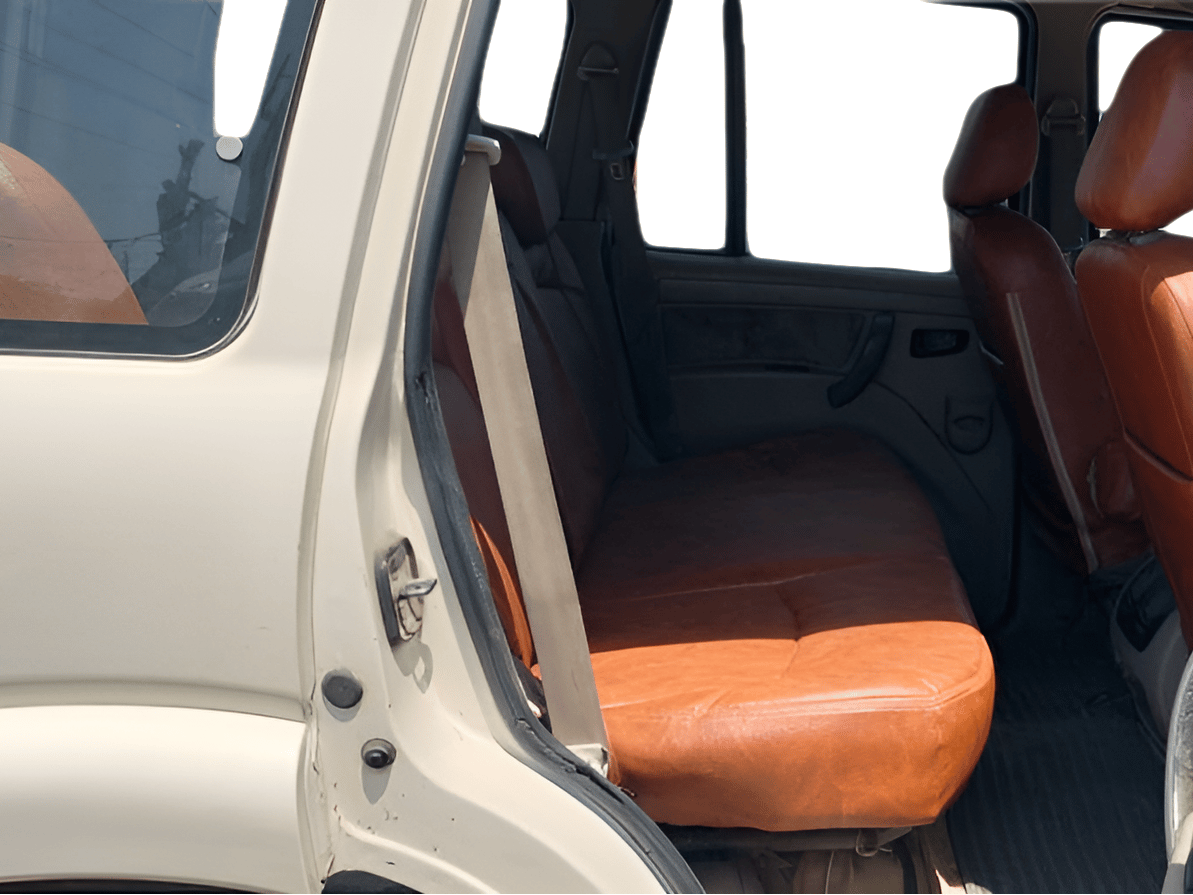 2011 Mahindra Scorpio VLX 2WD BS-III, Diesel, Manual, 65,368 km, Right Side Rear Door Cabin