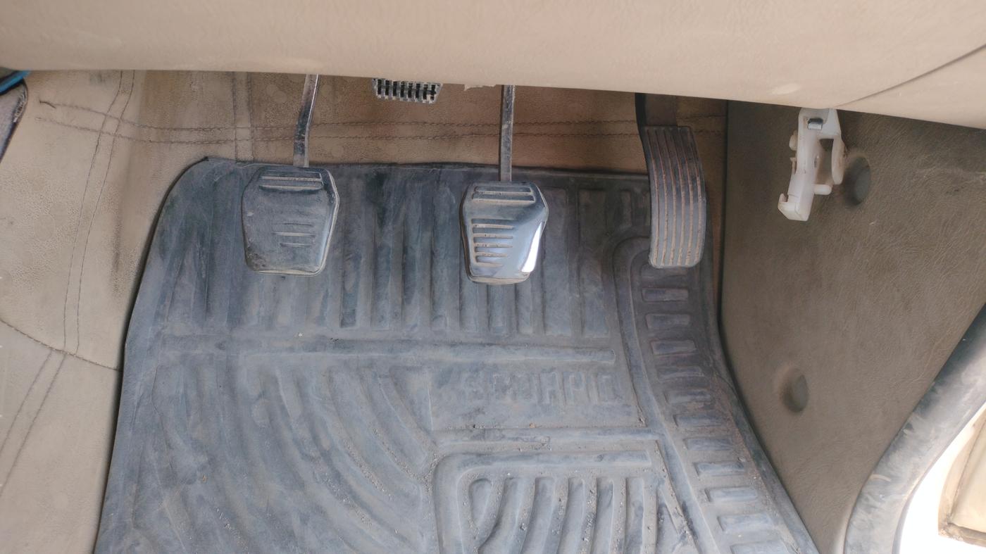 2011 Mahindra Scorpio VLX 2WD BS-III, Diesel, Manual, 65,368 km, Pedals