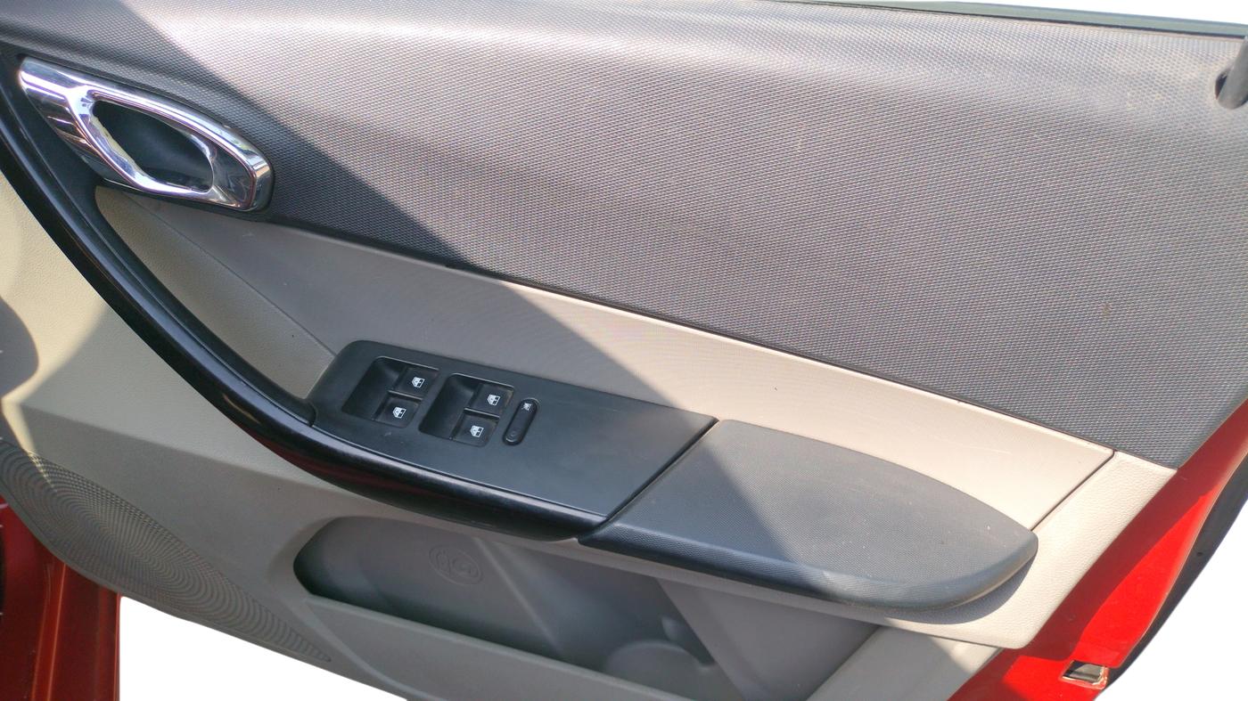 2016 Tata Tiago XZ PETROL, Petrol, Manual, 62,961 km, Driver Side Door Panel Controls