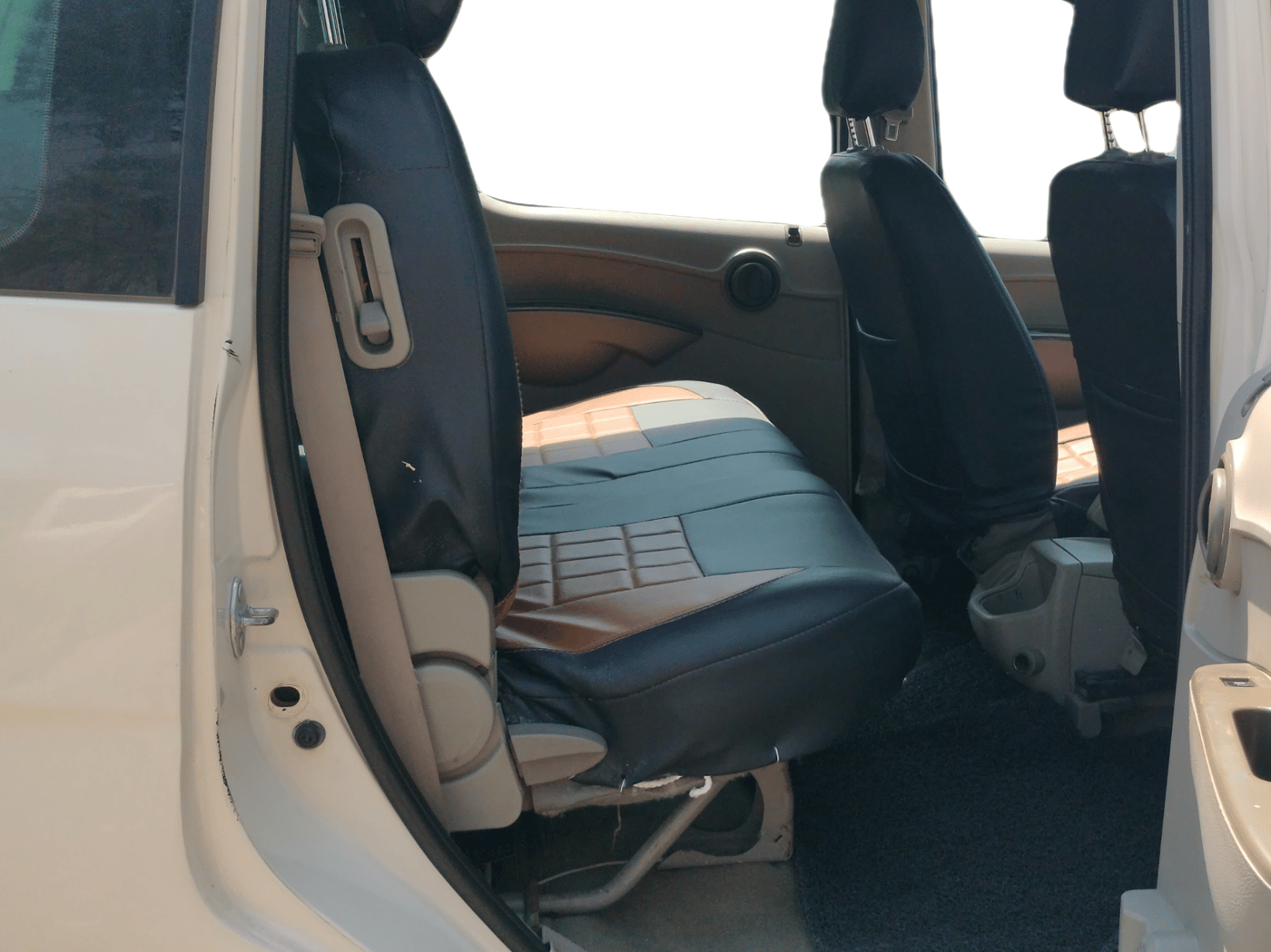 2015 Mahindra Quanto C4, Diesel, Manual, 57,540 km, Right Side Rear Door Cabin