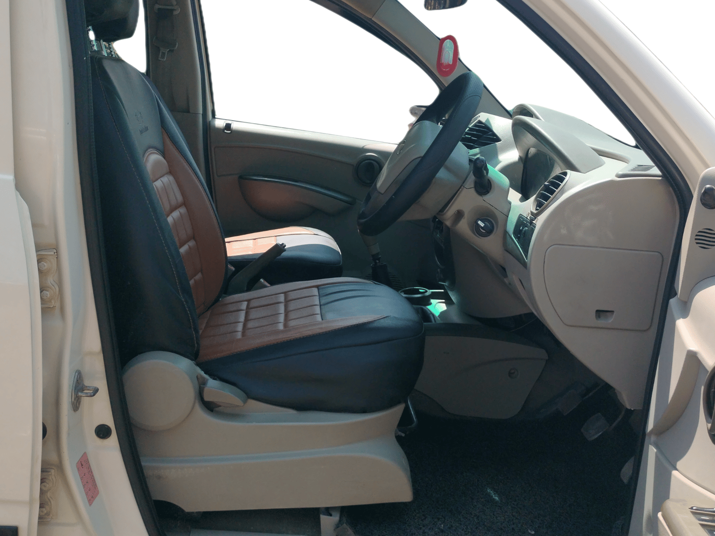 2015 Mahindra Quanto C4, Diesel, Manual, 57,540 km, Right Side Front Door Cabin