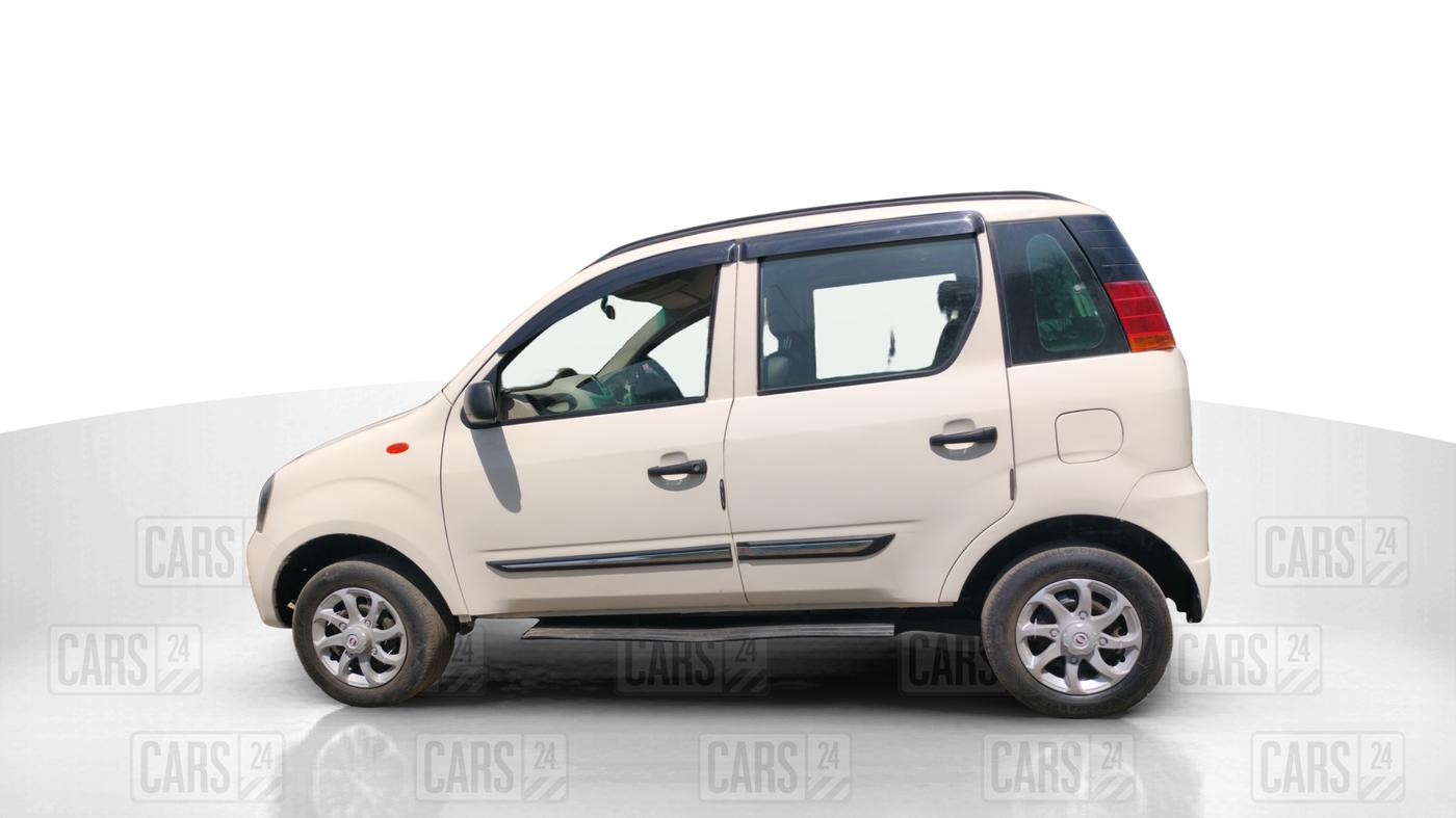 2015 Mahindra Quanto C4, Diesel, Manual, 57,540 km, Left Side