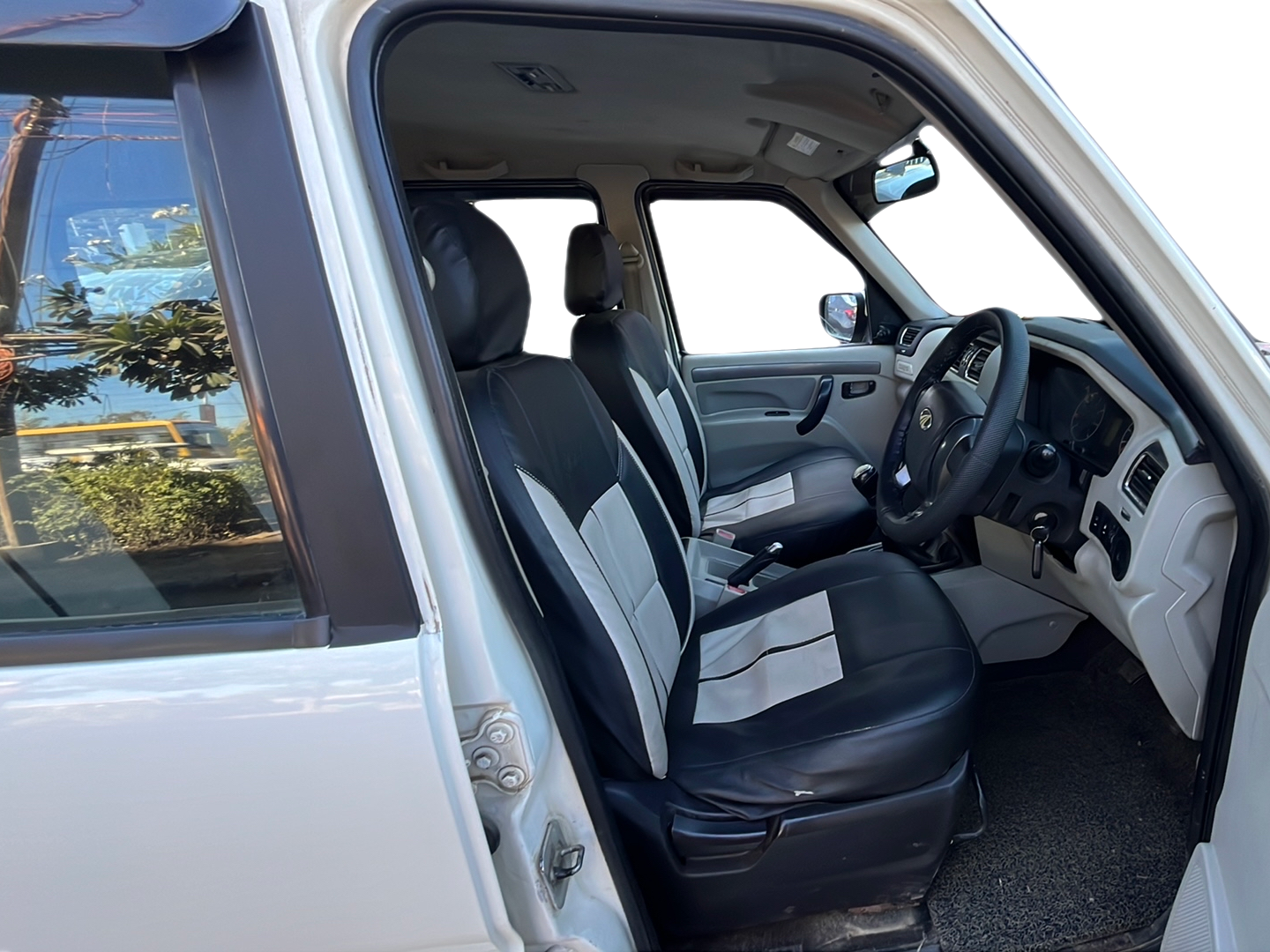 2016 Mahindra Scorpio S6 PLUS, Diesel, Manual, 87,924 km, Right Side Front Door Cabin