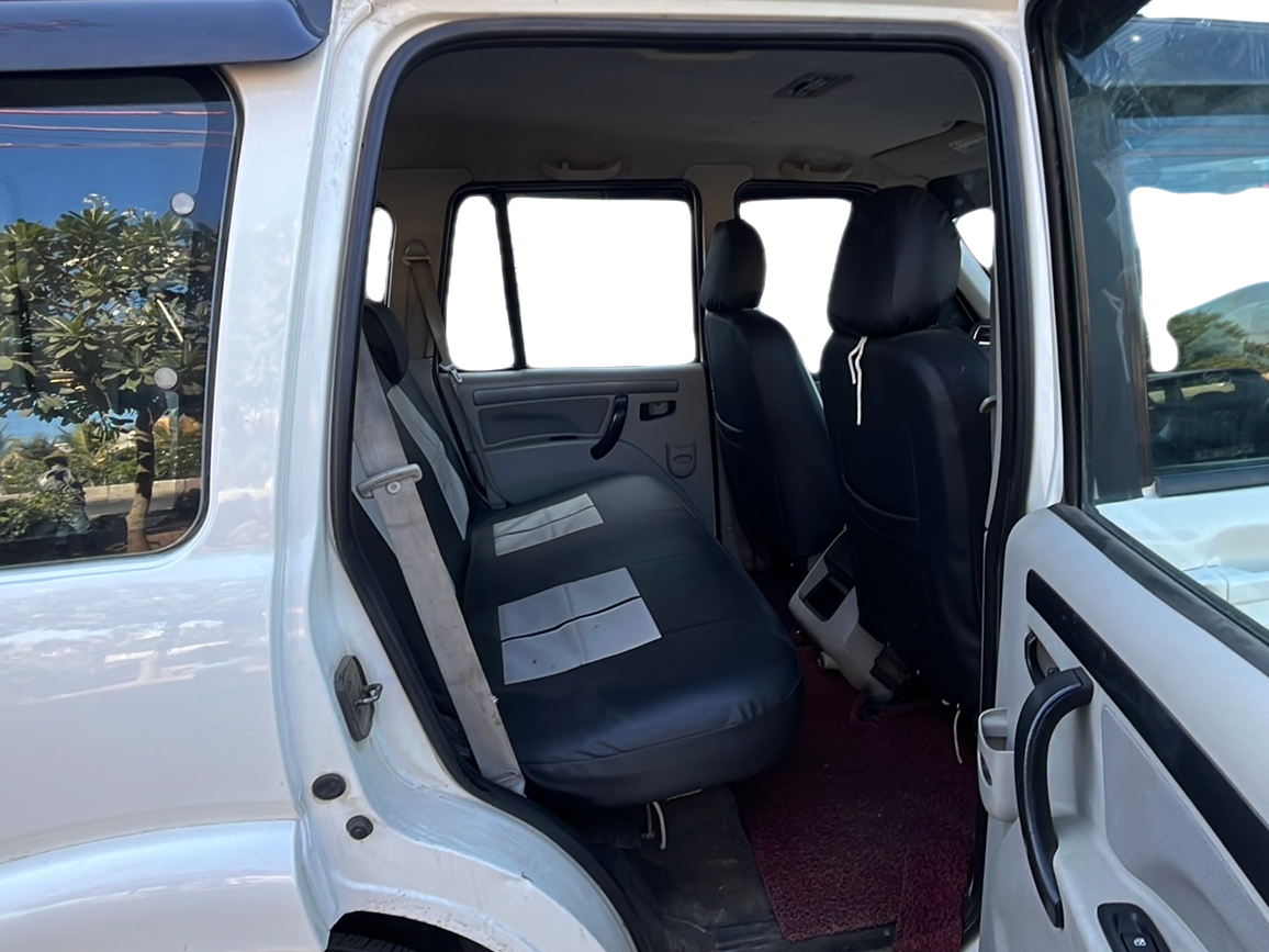 2016 Mahindra Scorpio S6 PLUS, Diesel, Manual, 87,924 km, Right Side Rear Door Cabin