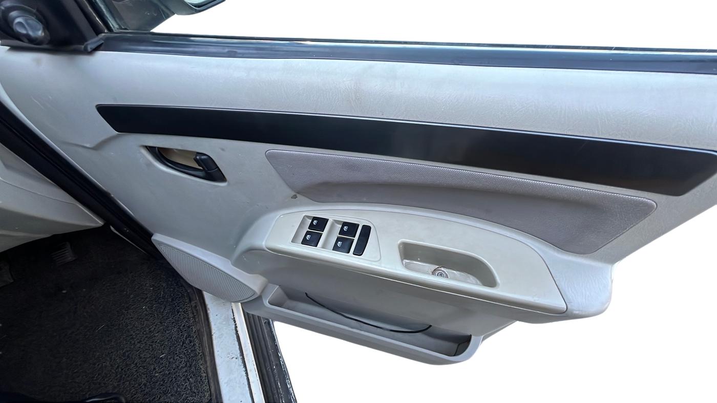 2016 Mahindra Scorpio S6 PLUS, Diesel, Manual, 87,924 km, Driver Side Door Panel Controls