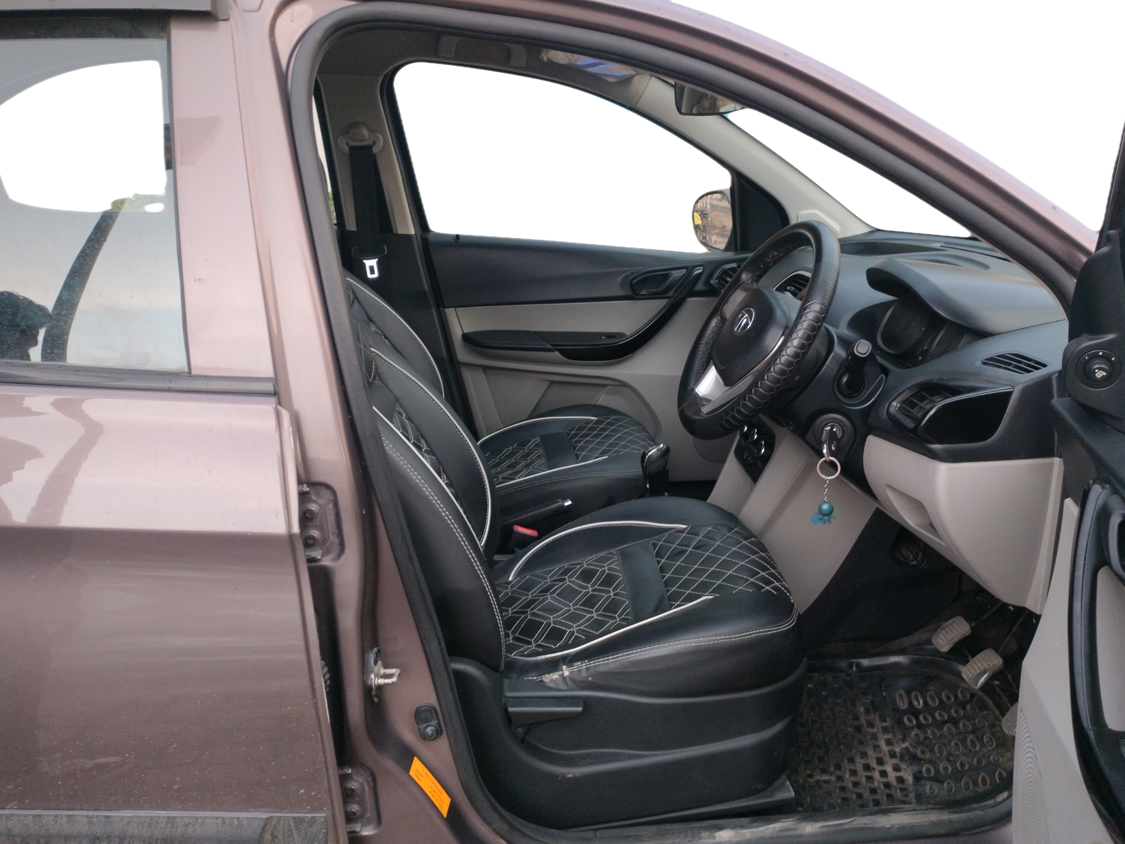 2017 Tata Tiago XT PETROL, Petrol, Manual, 65,439 km, Right Side Front Door Cabin