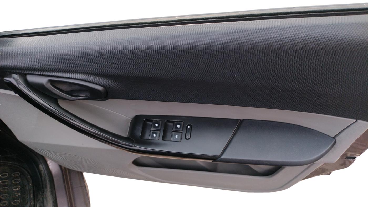 2017 Tata Tiago XT PETROL, Petrol, Manual, 65,439 km, Driver Side Door Panel Controls