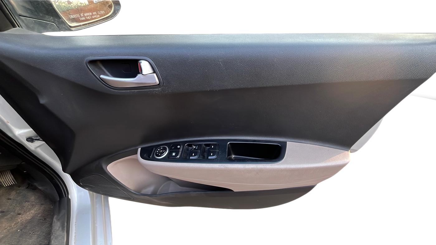 2014 Hyundai Xcent S (O) 1.2, Petrol, Manual, 31,000 km, Driver Side Door Panel Controls