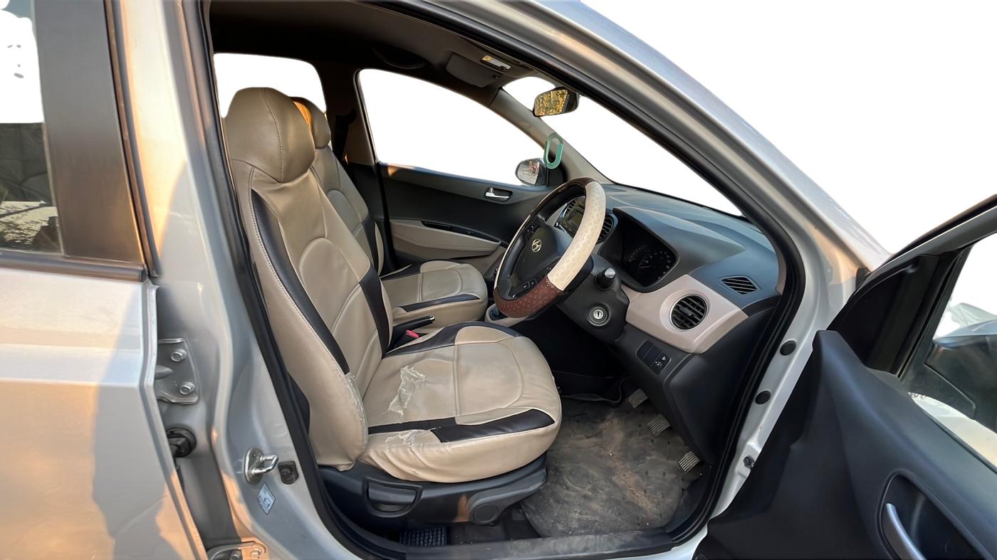 2014 Hyundai Xcent S (O) 1.2, Petrol, Manual, 31,000 km, Right Side Front Door Cabin