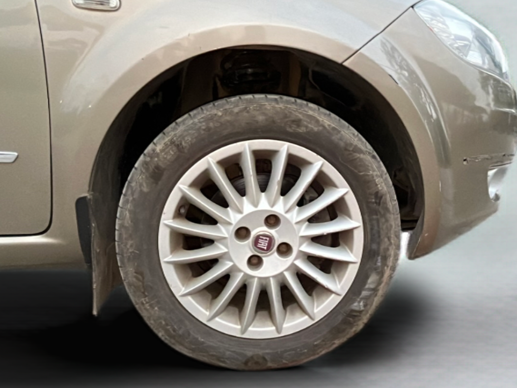 2011 Fiat Linea T JET PLUS, Petrol, Manual, 52,000 km, Right Front Wheel