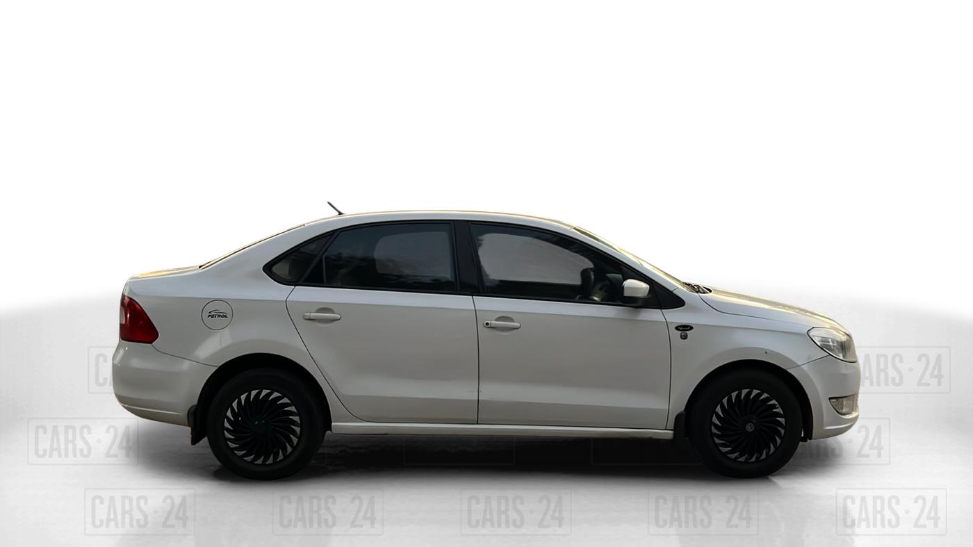 2011 Skoda Rapid 1.6 MPI ACTIVE, Petrol, Manual, 52,000 km, Right Side View