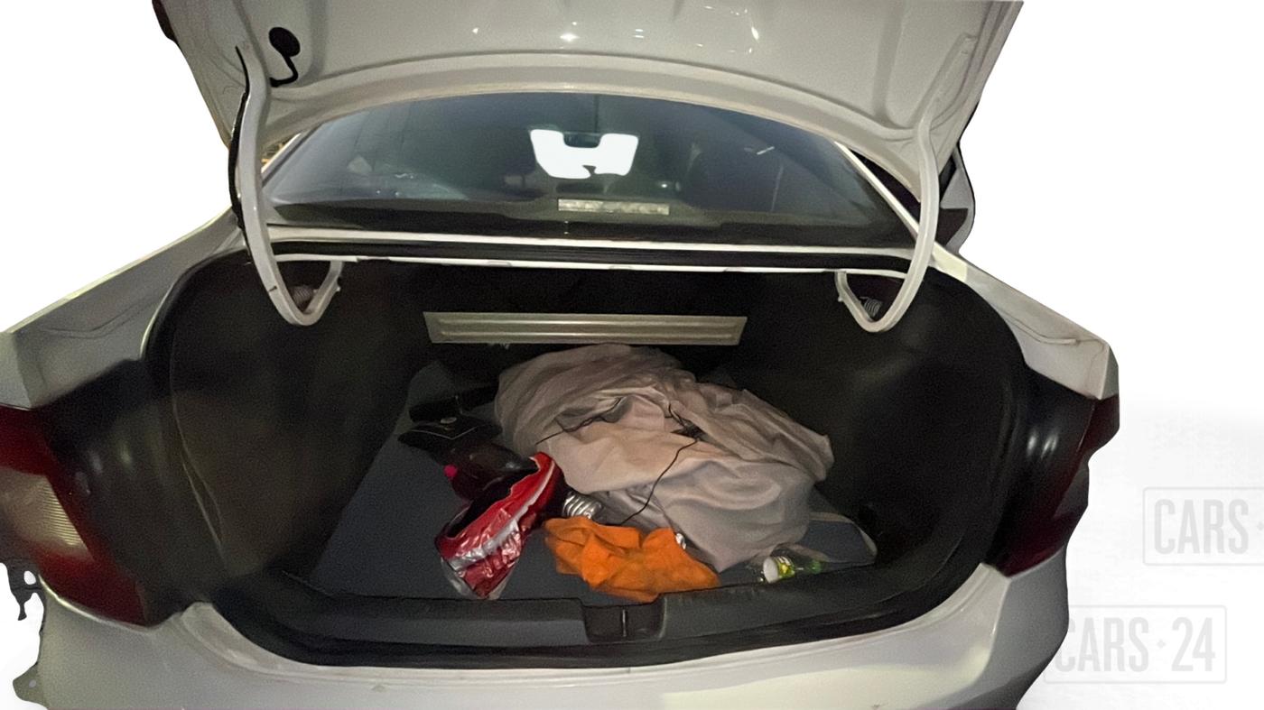 2011 Skoda Rapid 1.6 MPI ACTIVE, Petrol, Manual, 52,000 km, Boot Inside