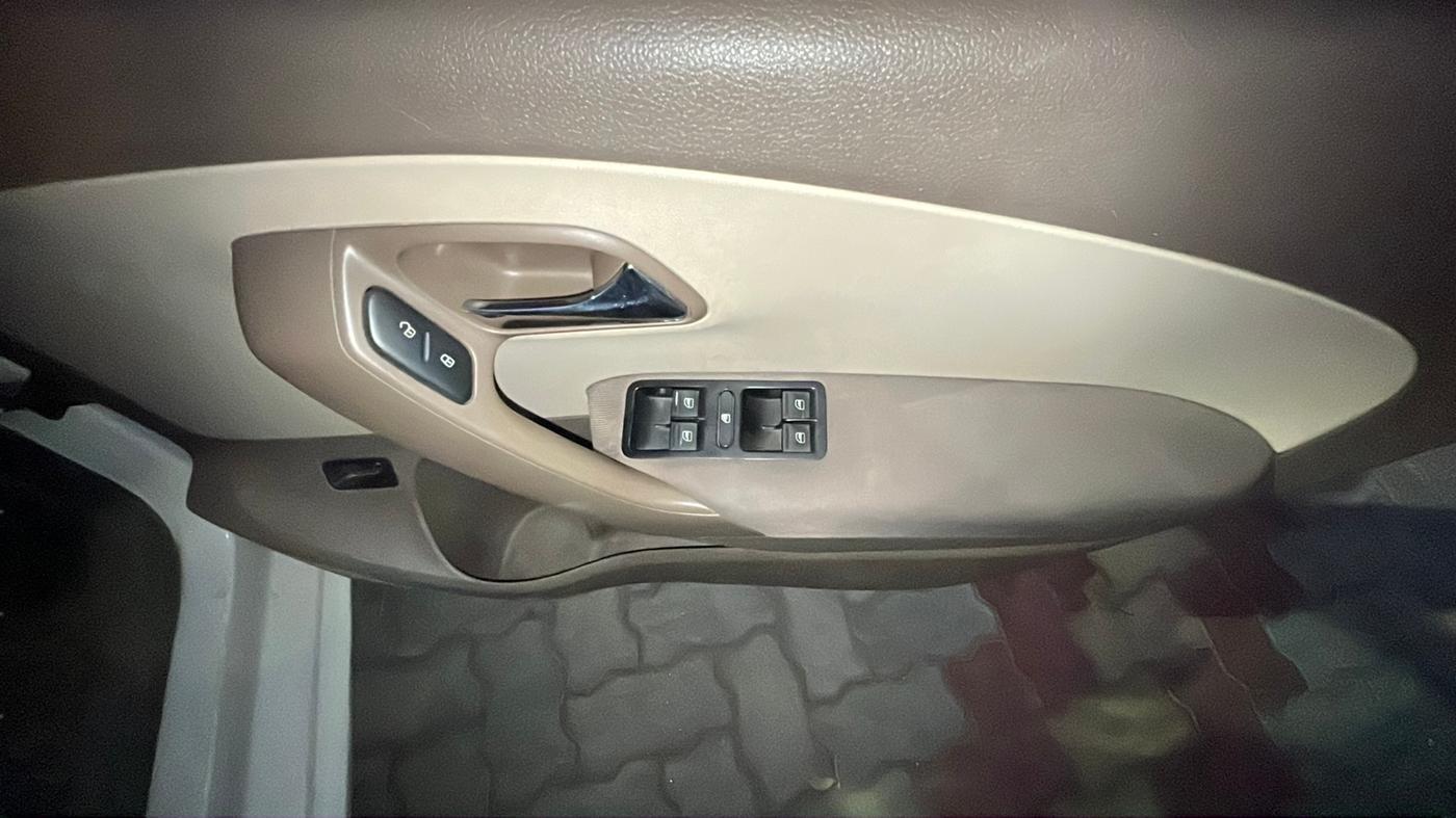 2011 Skoda Rapid 1.6 MPI ACTIVE, Petrol, Manual, 52,000 km, Driver Side Door Panel Controls