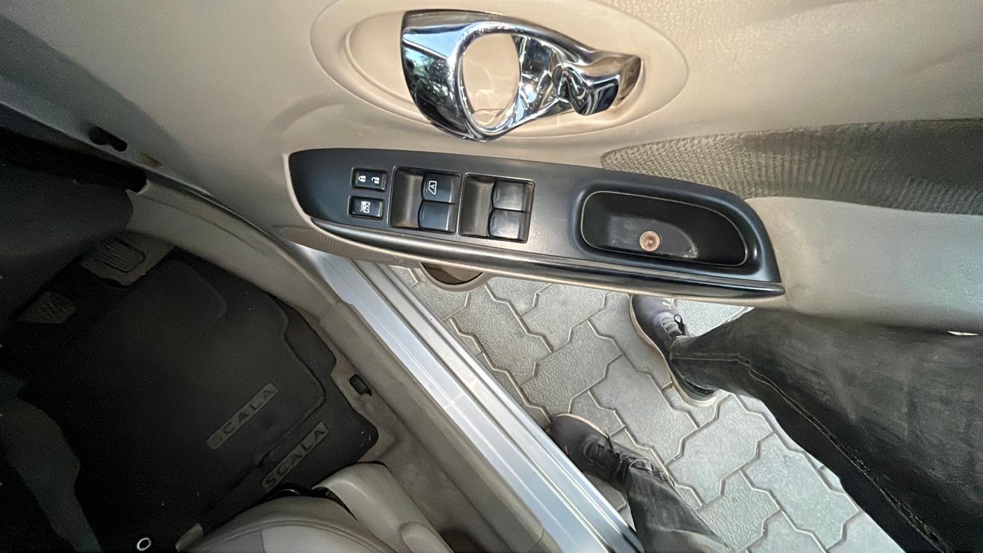 2013 Renault Scala RXL DIESEL, Diesel, Manual, 68,000 km, Driver Side Door Panel Controls