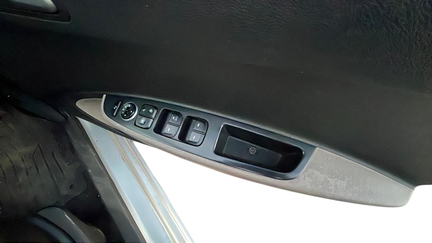 2014 Hyundai Xcent S (O) 1.2, Petrol, Manual, 62,000 km, Driver Side Door Panel Controls