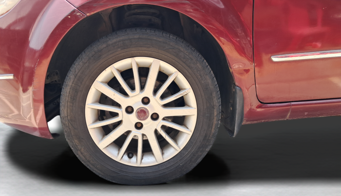 2010 Fiat Linea EMOTION 1.4, Petrol, Manual, 68,000 km, Left Front Wheel