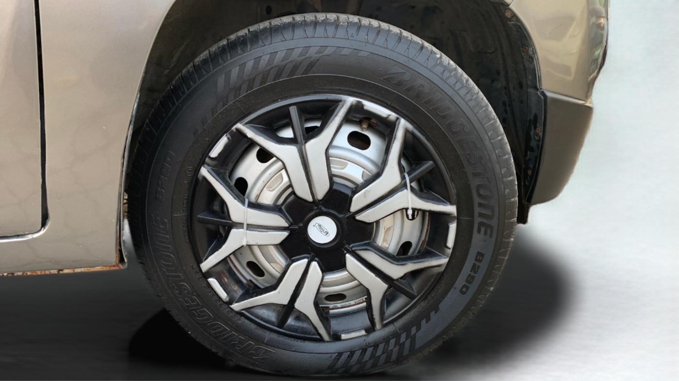 2016 Mahindra Kuv100 K2 D 6 STR, Diesel, Manual, 40,159 km, Right Front Wheel