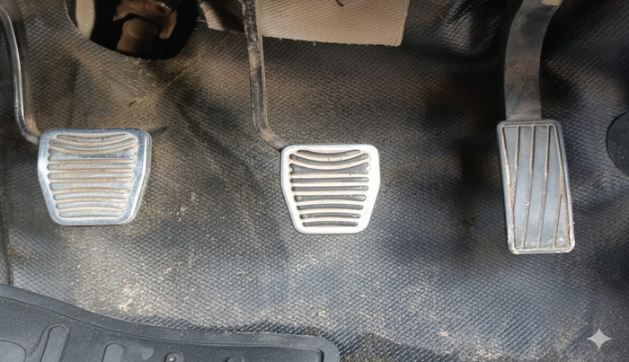 2018 Mahindra Kuv100 K8 6 STR, Petrol, Manual, 44,360 km, Pedals