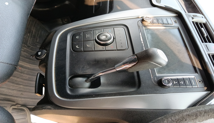 2018 Mahindra Kuv100 K8 6 STR, Petrol, Manual, 44,360 km, Gear Lever