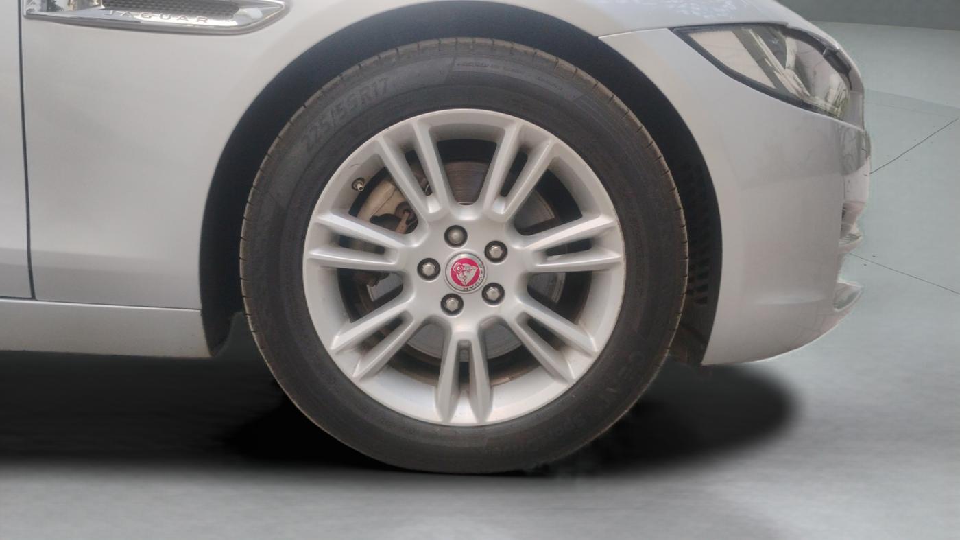 2018 Jaguar XE PRESTIGE DIESEL, Diesel, Automatic, 54,179 km, Right Front Wheel
