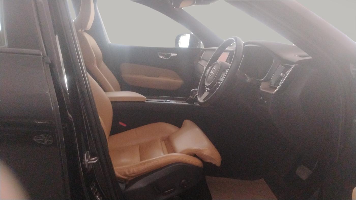 2018 Volvo XC 60 MOMENTUM, Diesel, Automatic, 60,169 km, Right Side Front Door Cabin