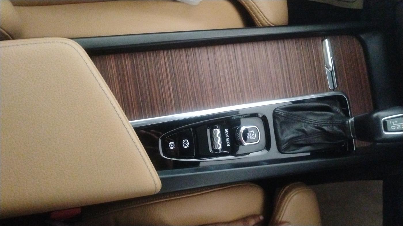2018 Volvo XC 60 MOMENTUM, Diesel, Automatic, 60,169 km, Gear Lever