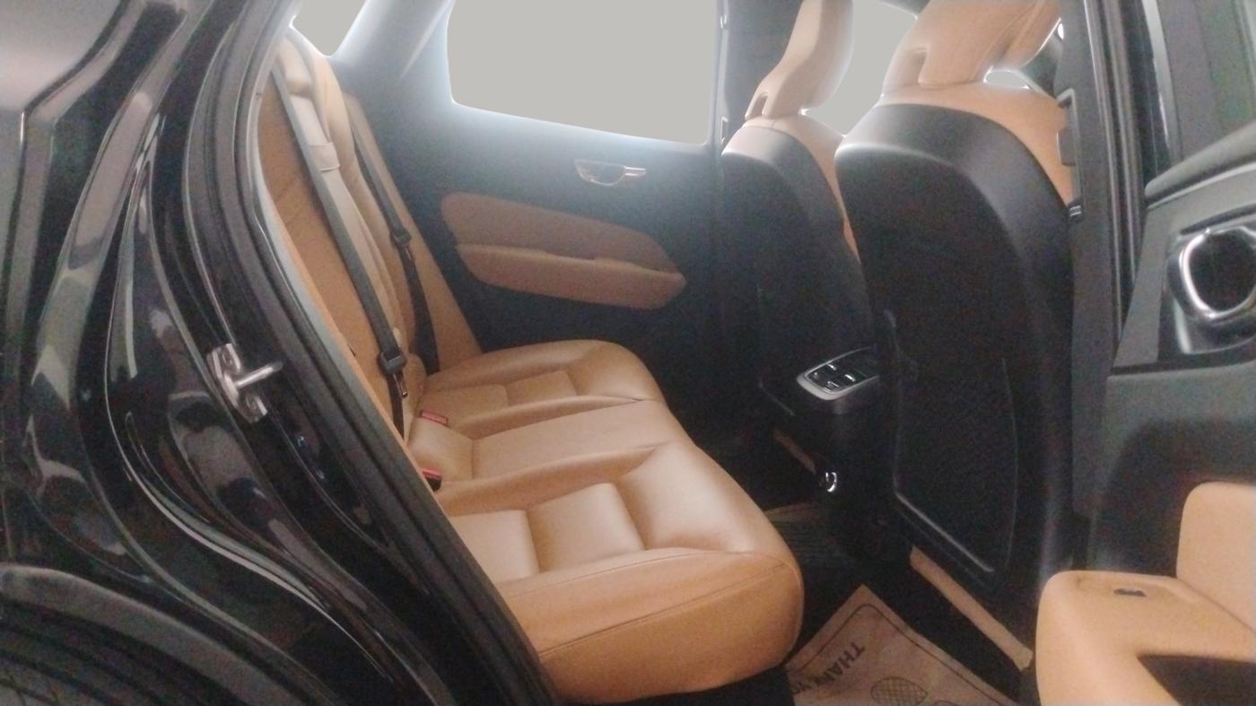 2018 Volvo XC 60 MOMENTUM, Diesel, Automatic, 60,169 km, Right Side Rear Door Cabin