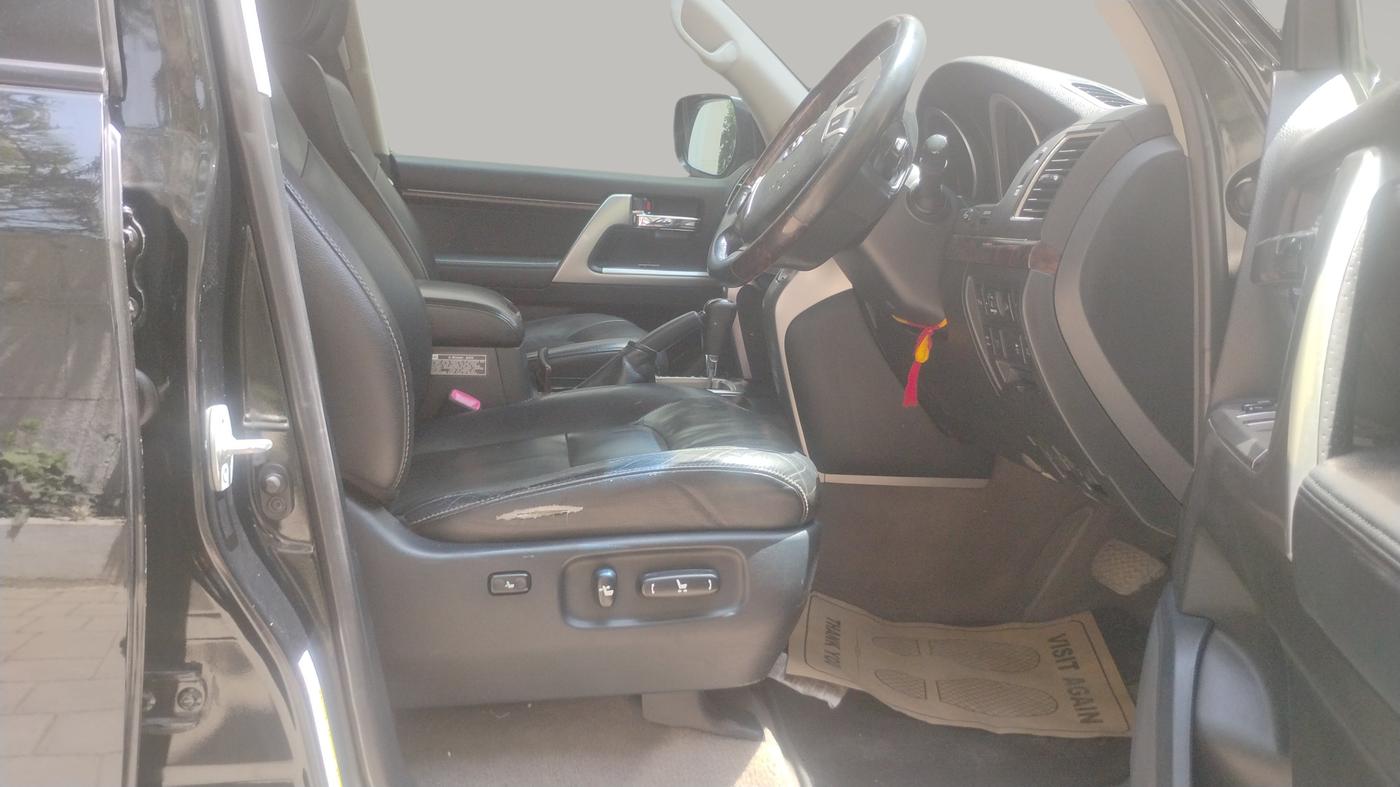 2014 Toyota Land Cruiser VX LC 200, Diesel, Automatic, 1,25,954 km, Right Side Front Door Cabin