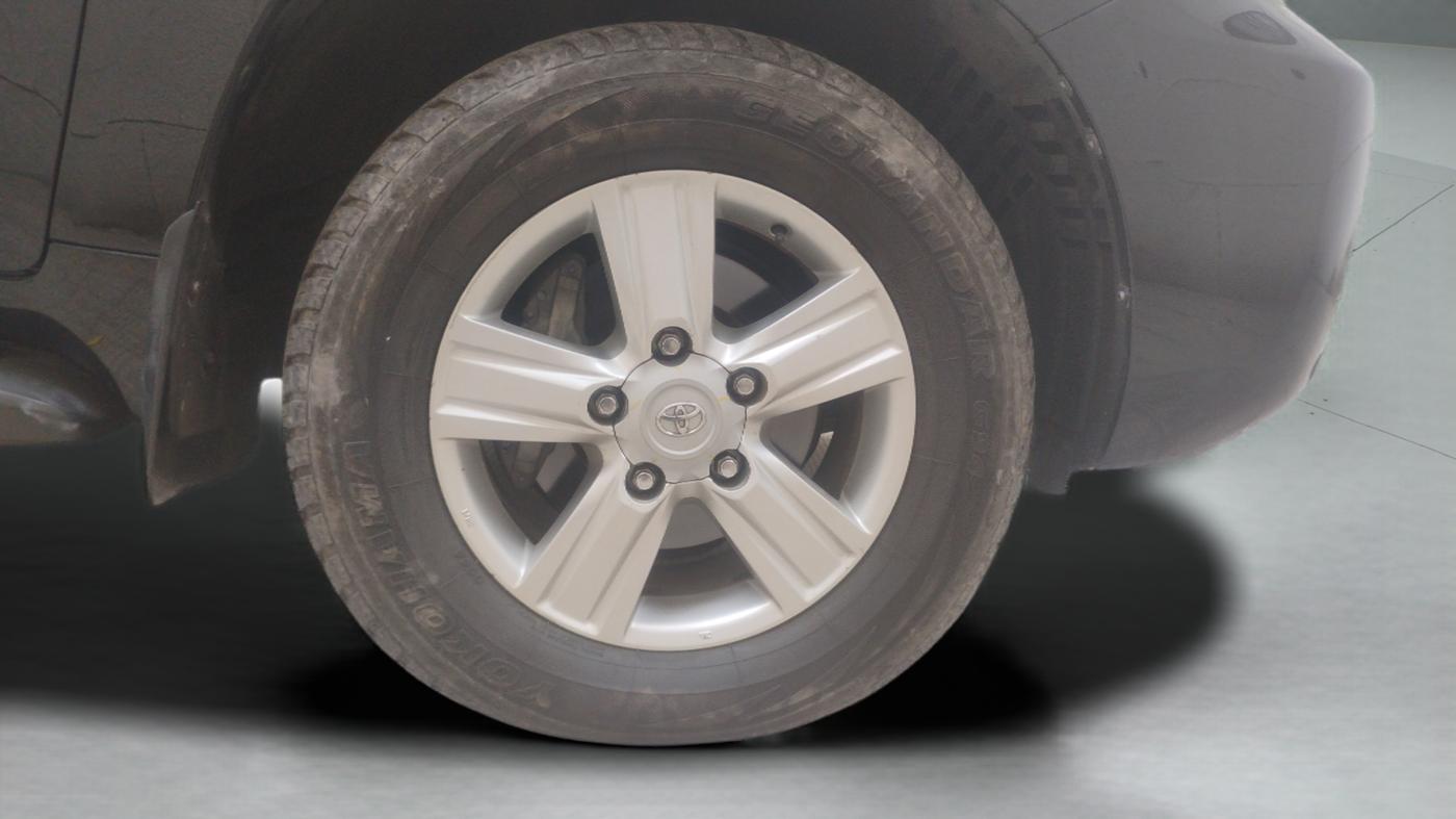 2014 Toyota Land Cruiser VX LC 200, Diesel, Automatic, 1,25,954 km, Right Front Wheel