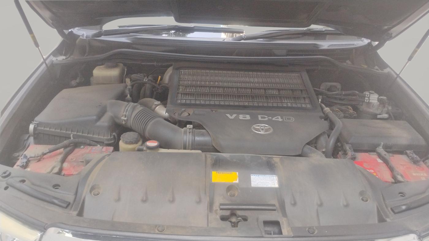 2014 Toyota Land Cruiser VX LC 200, Diesel, Automatic, 1,25,954 km, Open Bonnet