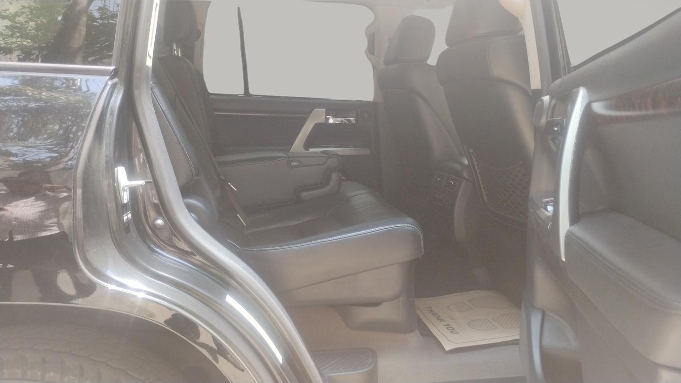 2014 Toyota Land Cruiser VX LC 200, Diesel, Automatic, 1,25,954 km, Right Side Rear Door Cabin