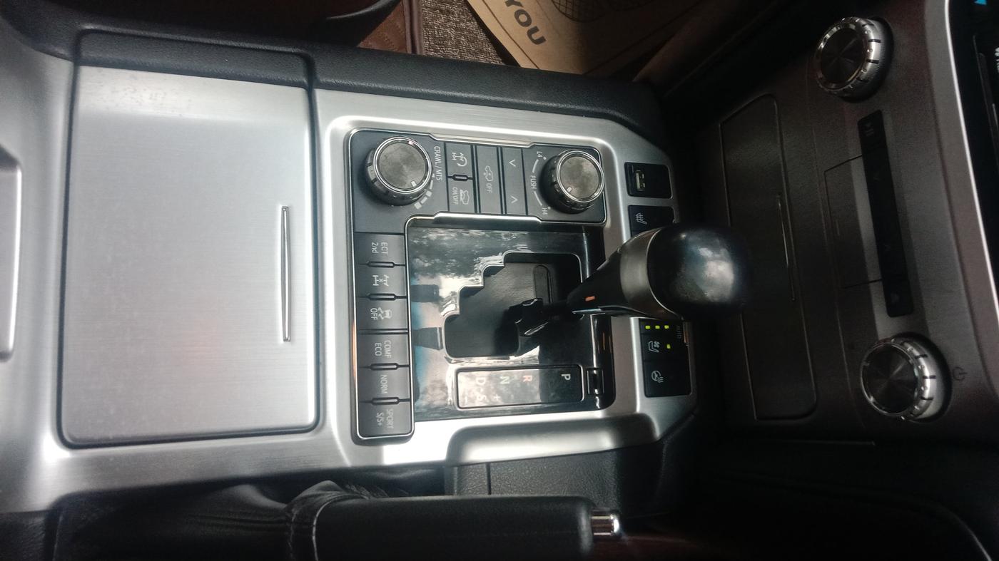 2017 Toyota Land Cruiser VX LC 200, Diesel, Automatic, 70,525 km, Gear Lever