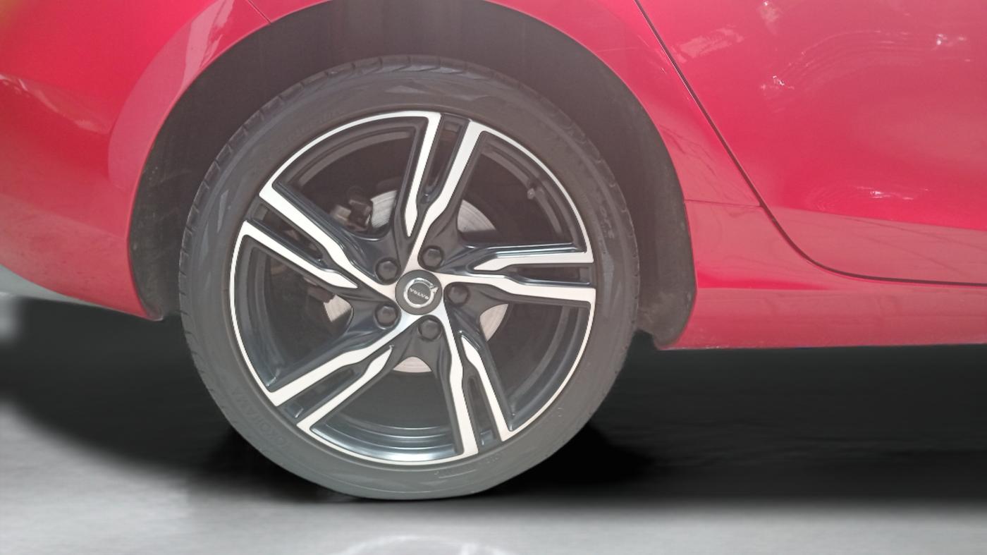 2017 Volvo V 40 D3 R design, Diesel, Automatic, 20,826 km, Right Rear Wheel