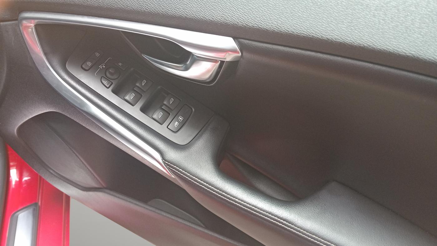 2017 Volvo V 40 D3 R design, Diesel, Automatic, 20,826 km, Driver Side Door Panel Controls