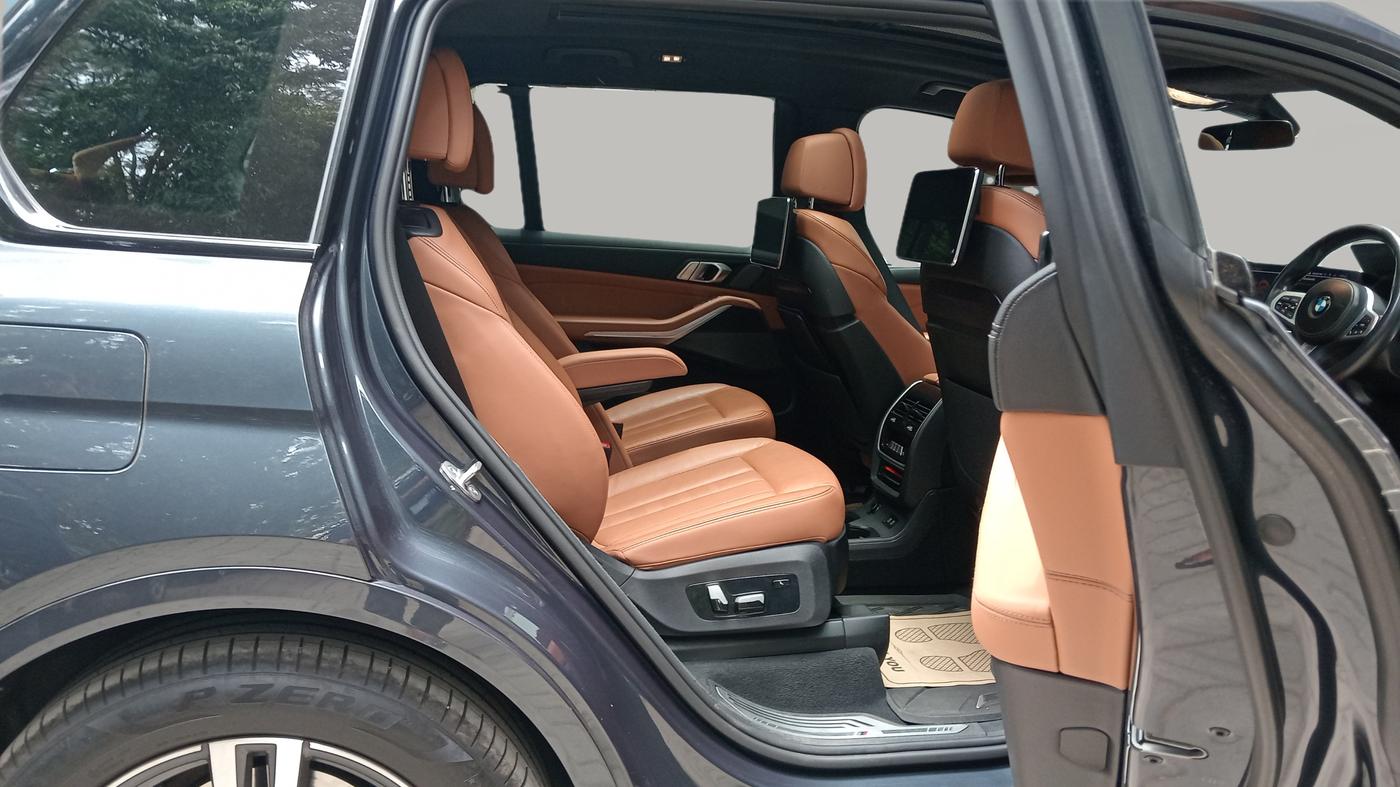 2022 BMW X7 XDRIVE 40I M SPORT, Petrol, Automatic, 31,654 km, Right Side Rear Door Cabin