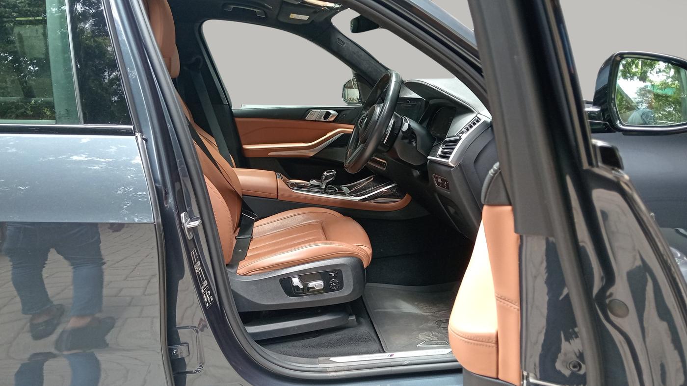 2022 BMW X7 XDRIVE 40I M SPORT, Petrol, Automatic, 31,654 km, Right Side Front Door Cabin