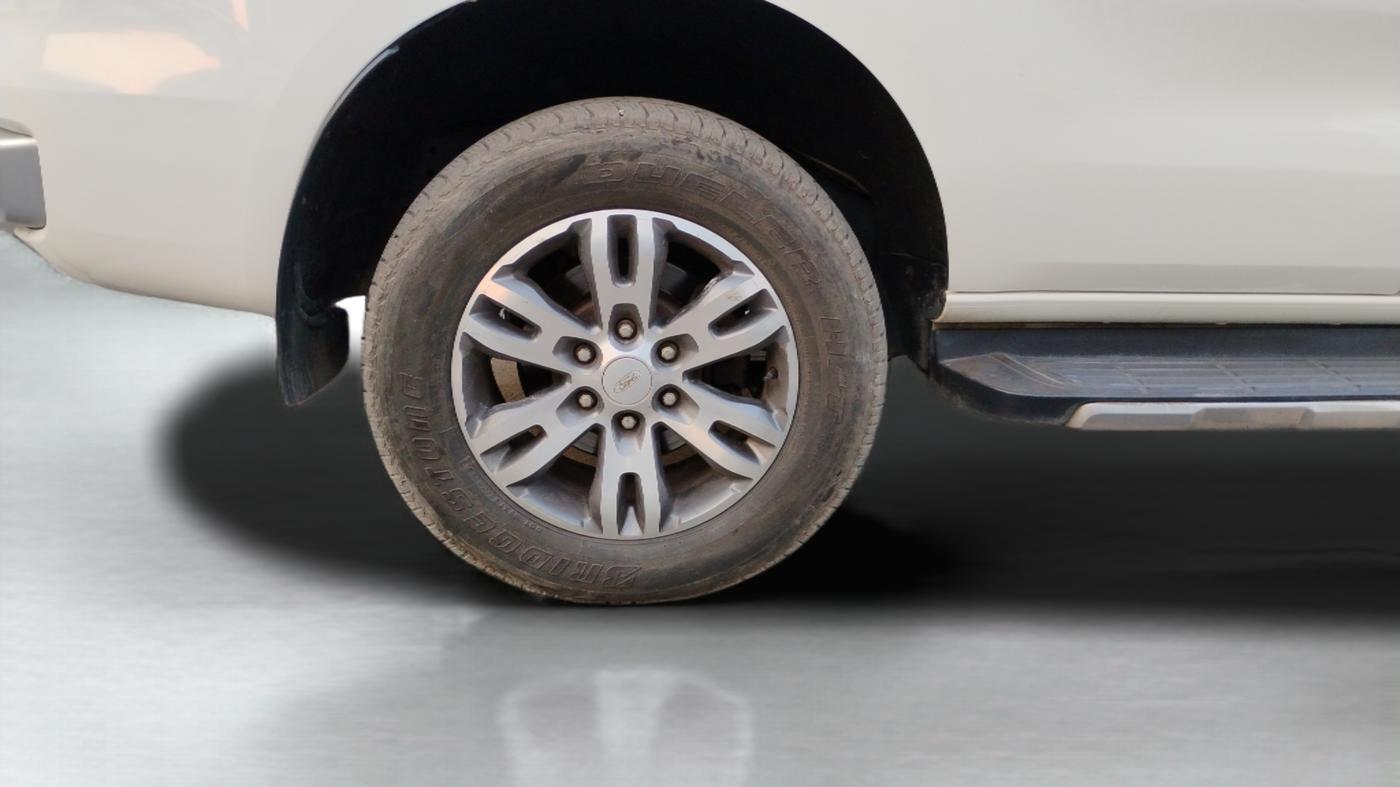 2016 Ford Endeavour TITANIUM 2.2 4X2 AT, Diesel, Automatic, 97,282 km, Right Rear Wheel