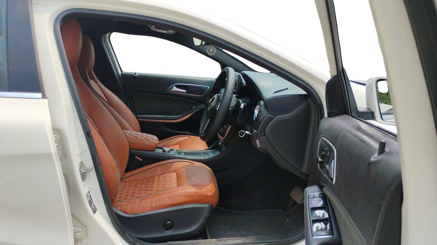 2011 Mercedes Benz A Class A180 CDI STYLE, Diesel, Automatic, 1,36,525 km, Right Side Front Door Cabin