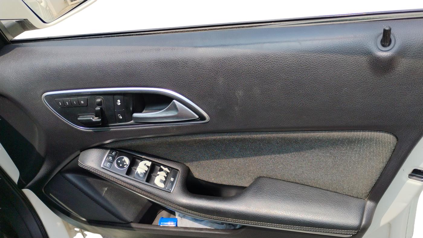 2011 Mercedes Benz A Class A180 CDI STYLE, Diesel, Automatic, 1,36,525 km, Driver Side Door Panel Controls