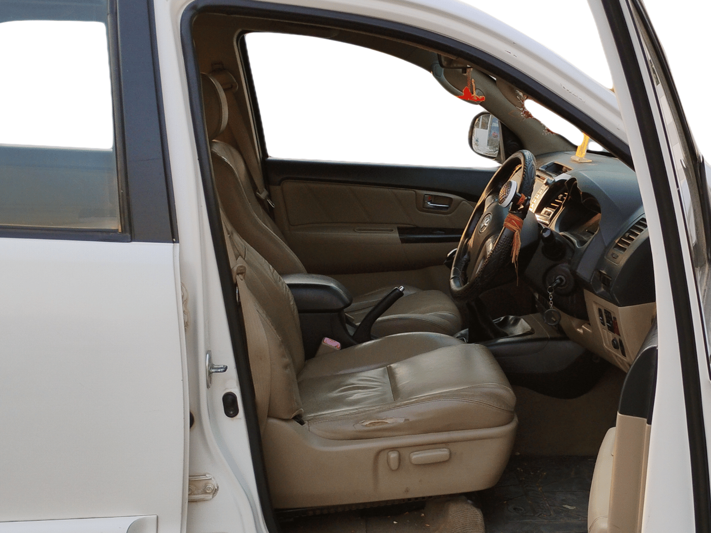 2015 Toyota Fortuner 3.0 4X2 MT, Diesel, Manual, 3,04,872 km, Right Side Front Door Cabin